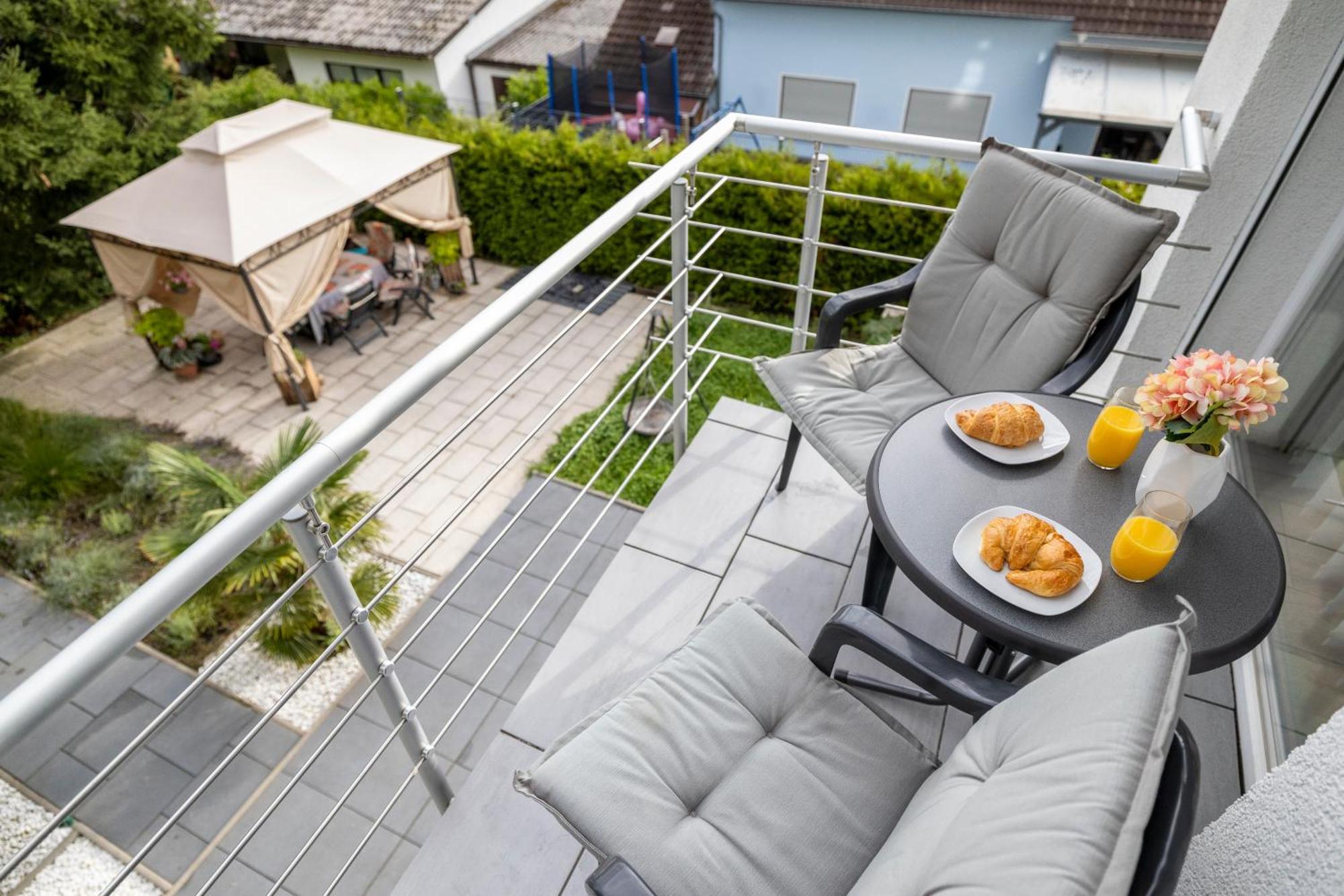 Design Maisonette - 24H Self-Check-In - Bis 7 Pers - In Direkter Weihernaehe - Parkplatz - Wifi - Balkon -Terrasse - Radwege Schiffweiler Exterior photo